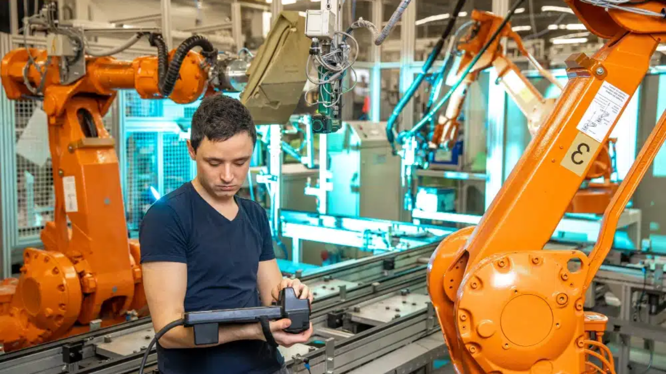 Teknisi cek robot industri